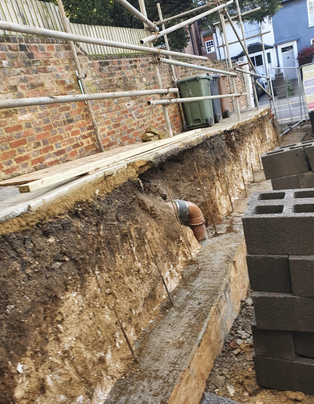 Tiered retaining walls using brick or sleepers
